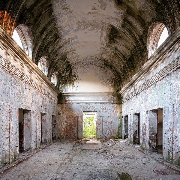 Verlassener leerer Raum. von Roman Robroek – Fotos verlassener Gebäude