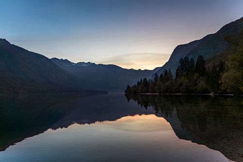 Abendglühen nach Sonnenuntergang - Bohinjsko jezero, Slowenien von Daan Duvillier | Stimmungsvolle Stadt- und Landschaftsfotos