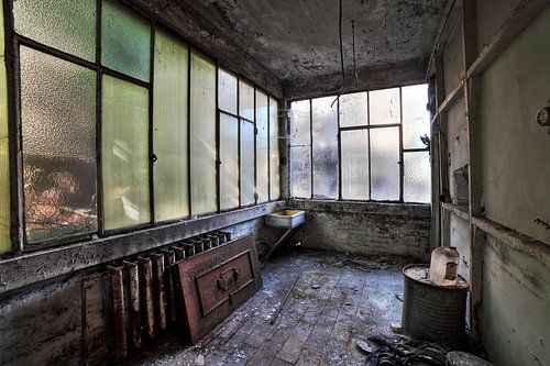 Urbex Chambre colorée dans une ancienne fabrique de loups sur Dyon Koning