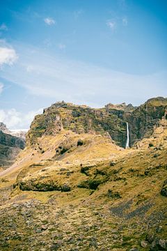 Paysage d'Islande au canyon de mulagljjufur avec de l'herbe et de la mousse