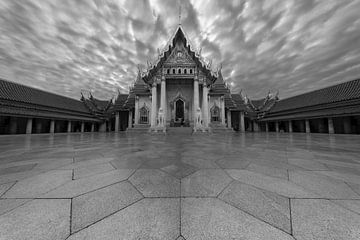 de marmeren tempel in Bangkok bij zonsopgang van Walter G. Allgöwer