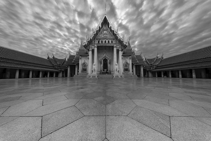 de marmeren tempel in Bangkok bij zonsopgang van Walter G. Allgöwer