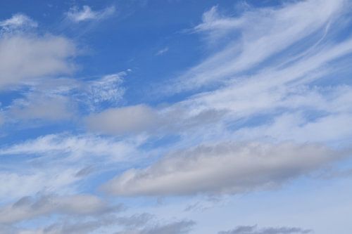 Wolken in een zomerhemel