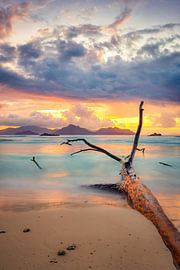 Golden Sunset over Praslin – La Digue, Seychelles von Silvio Schoisswohl