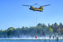 Chinook-Armee-Transporthubschrauber mit einem Wassereimer von Sjoerd van der Wal Fotografie