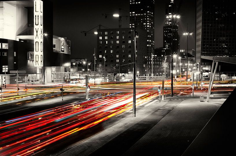 Verkeer op Kop van Zuid, Rotterdam (bij nacht) van Vincent van Kooten