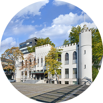 Het stadhuis van Tilburg op een zonnige dag met een blauwe hemel van Tony Vingerhoets