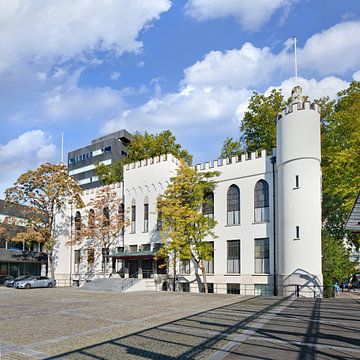 Het stadhuis van Tilburg op een zonnige dag met een blauwe hemel