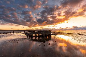 Wolken über dem Wrack von Wierum bei Sonnenuntergang von KB Design & Photography (Karen Brouwer)