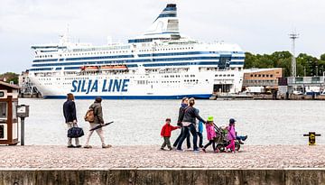 ferry in Helsinki harbour van Bo Logiantara