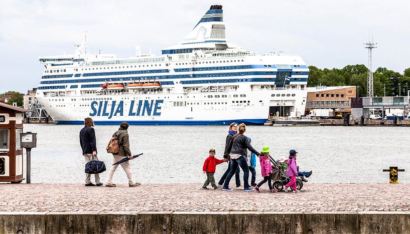 ferry in Helsinki harbour van Bo Logiantara