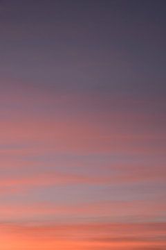 Zonsondergang in abstract oranje en paars blauw - natuur en reisfotografie. van Christa Stroo fotografie