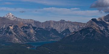 Mountain panorama with Lake Minnewanka by Timon Schneider