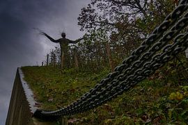 Fort près de Fighting - Statue de saule contre le ciel sombre