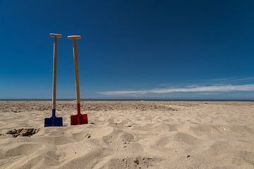 Schaufeln im Sand von Michael Ruland