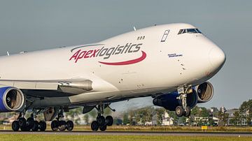 Landende Atlas Air Boeing 747-400 vrachtvliegtuig. van Jaap van den Berg