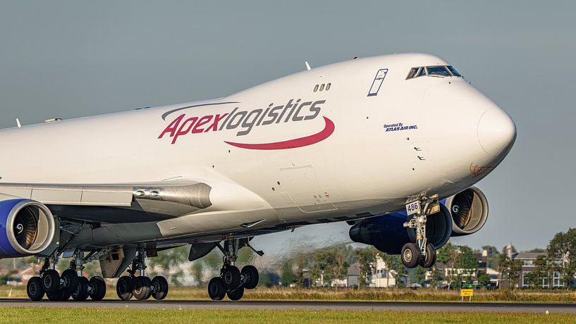 Landung eines Atlas Air Boeing 747-400 Frachtflugzeugs. von Jaap van den Berg