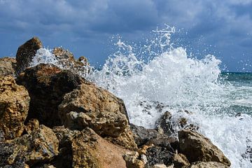 a splash of water aganst the rocks van Marijke Wekamp