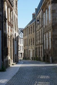 Stattliche französische Straße in Granville, Frankreich