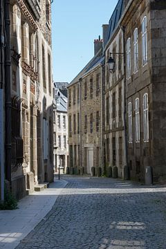 Statige Franse straat in Granville, Frankrijk van Patrick Verhoef