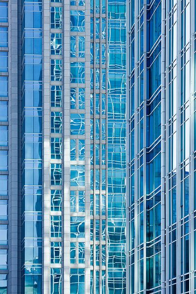 Réflexion sur la surface vitrée d'un gratte-ciel par Tony Vingerhoets
