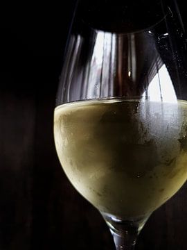 Witte wijn in koud glas van TrishaVDesigns