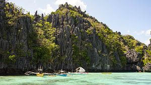 Bootjes in het water bij El Nido kliffen (Filipijnen)