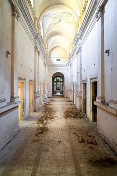 Verlassener Flur im Zerfall. von Roman Robroek – Fotos verlassener Gebäude