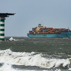 Ein Containerschiff an der Maasmündung von scheepskijkerhavenfotografie
