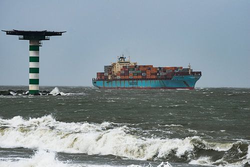 Een containerschip aan de Maasmond