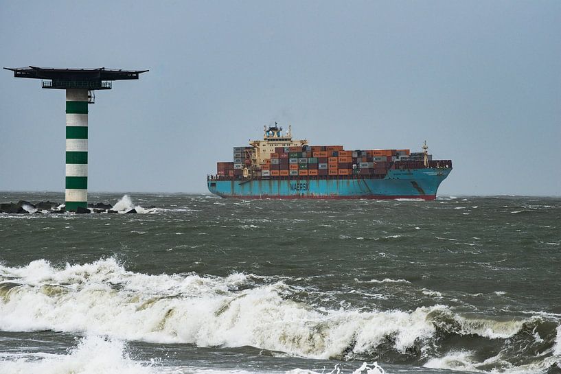 A container ship at the Maas estuary by scheepskijkerhavenfotografie