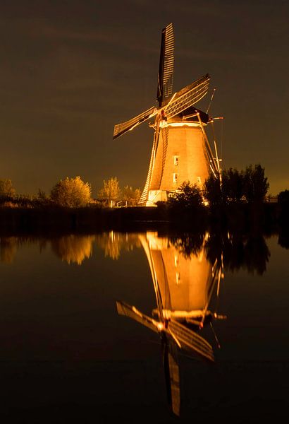 Un moulin éclairé dans l'obscurité par Marjolein van Middelkoop