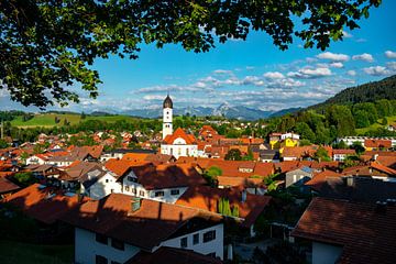 Nesselwang met uitzicht op de Ostallgäu en de Alpen van Leo Schindzielorz