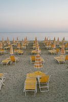 Strand von Follonica mit gelben Sonnenschirmen