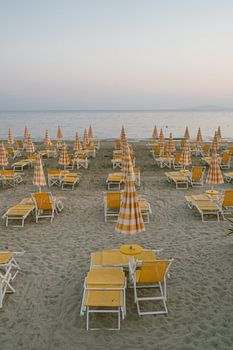 Strand von Follonica mit gelben Sonnenschirmen