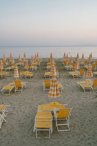 Plage de Follonica avec parasols jaunes