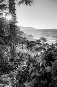 Nerja Strand an der Costa del Sol in schwarz-weiß