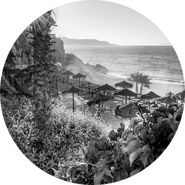 Nerja strand aan de Costa del Sol in zwart en wit