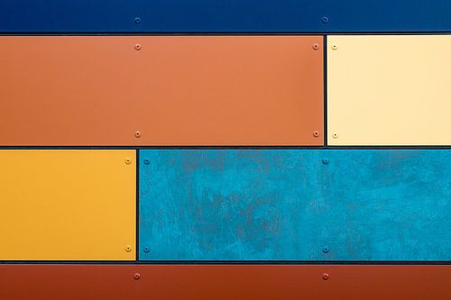 Detail einer bunten Gebäudeverkleidung.