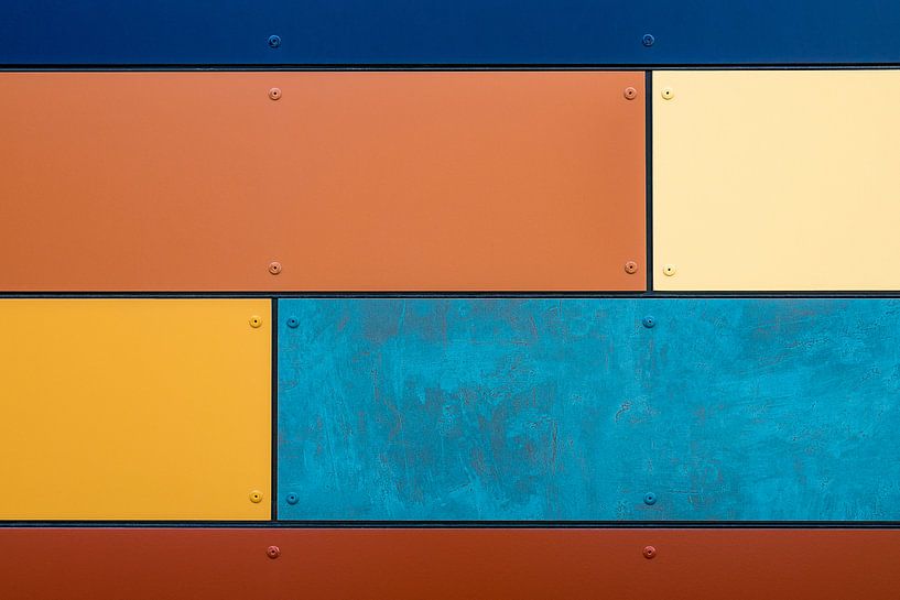 Detail einer bunten Gebäudeverkleidung. van Rico Ködder