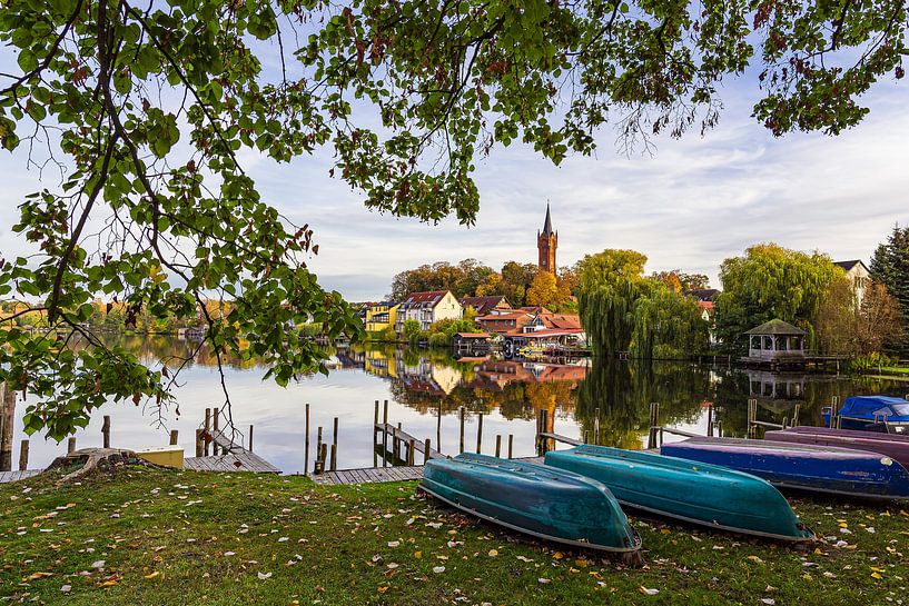Blick über den Haussee auf die Stadt Feldberg von Rico Ködder