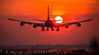 KLM Boeing 747 cargo landt bij zonsopkomst