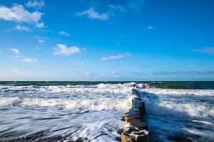 Groynes on shore of the Baltic Sea on a stormy day sur Rico Ködder