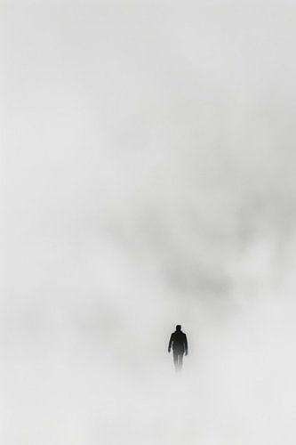 Eenzame wandeling in de mist - Mystieke zwart-wit fotografie