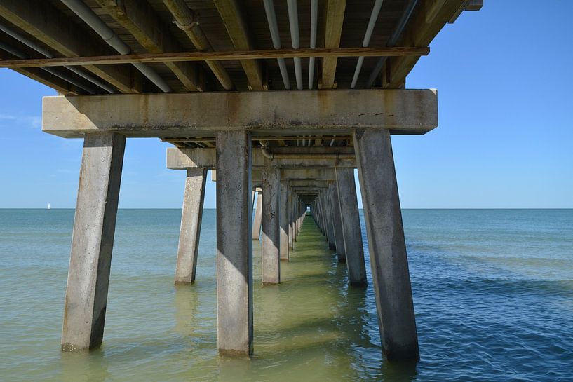 Architectonisch perspectief onder de pier in Florida van Minimalistiche reisfotografie by.Rieneke