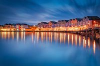 Zonsondergang en gekleurde huizen aan de Rietplas te Houten