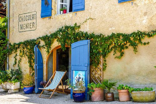 Sfeervol Frans tafereeltje,  gevel bekleed met azuur blauwe luiken