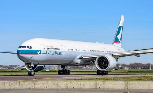 Taxiënde Cathay Pacific Boeing 777-300.