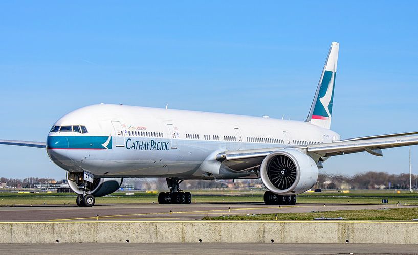 Taxiing Cathay Pacific Boeing 777-300. by Jaap van den Berg