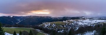 Duitsland, Baden-Wuerttemberg, Idyllisch bergdorp tussen mi van adventure-photos